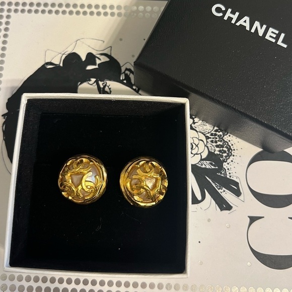 CHANEL Vintage Gold CC Logo Faux Pearl Clip On Earrings - Picture 1 of 10
